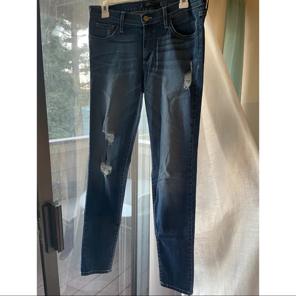Distressed skinny jeans